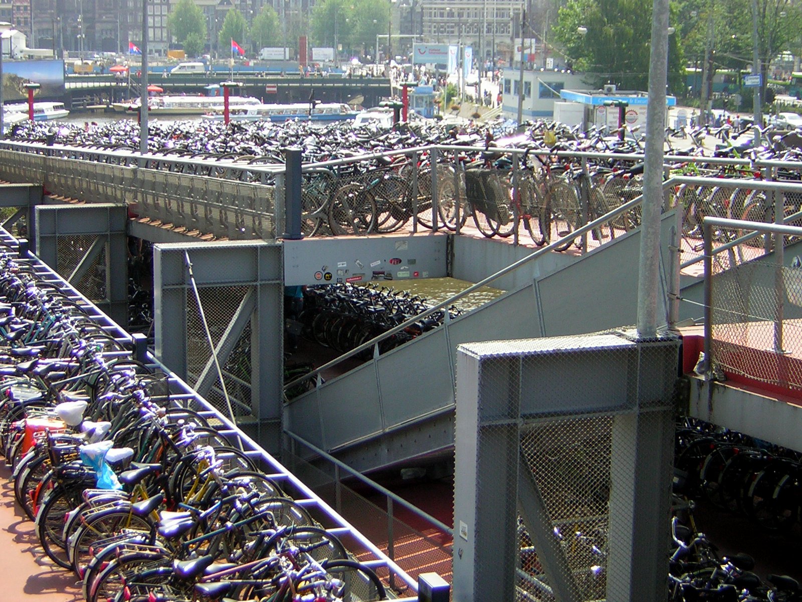 Amsterdam stazione parcheggio bici