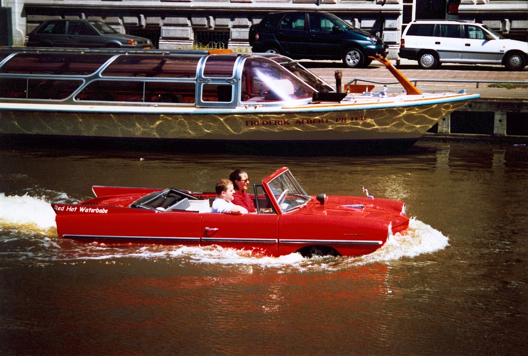 amsterdam barca auto rossa