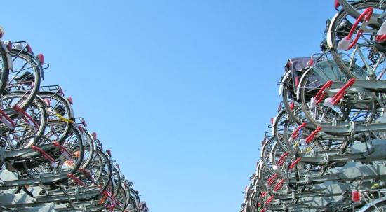 Amsterdam, dove si pescano le biciclette