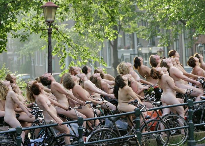 Tunick, i nudisti olandesi tra i Canali di Amsterdam