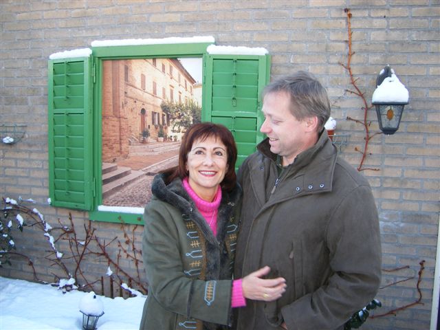 Cristina e Hans sotto la neve vicino a casa loro