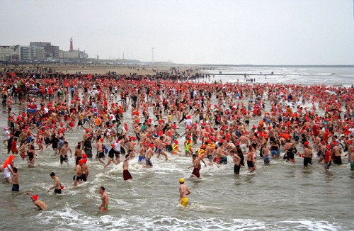 Scheveningen, il tuffo del primo gennaio in Olanda